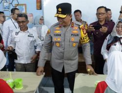 Tinjau Program Makan Siang Gratis di SMPN 1 Makassar, Kapolda Sulsel Ingin Pastikan Asupan Gizi Manusia Terpenuhi