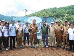 Tingkatkan Produktivitas Lahan, Pj Gubernur Sulsel dan Pj Bupati Takalar Lakukan Penanaman Agroforestri Pangan