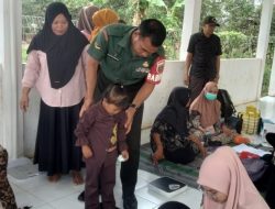Babinsa Koramil 1426-02/Polsek Dampingi Petugas Posyandu Penimbangan Balita