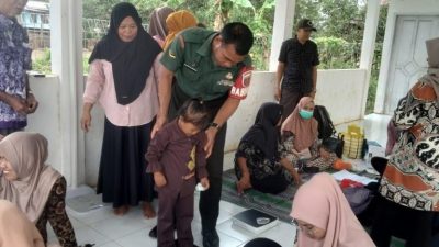 Babinsa Koramil 1426-02/Polsek Dampingi Petugas Posyandu Penimbangan Balita