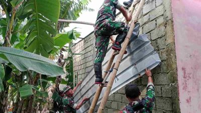 Personel Kodim Takalar Bantu Warga Terdampak Bencana Alam Angin Kencang