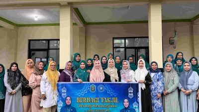 Ibu Bupati Bersama Ibu Wakil Bupati Takalar Berbagi Takjil Gratis ke Masyarakat