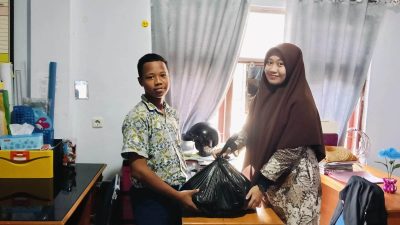 Gelar Ramadhan Berbagi, SMPN 19 Makassar Salurkan Ratusan Paket Sembako untuk Siswa Kurang Mampu