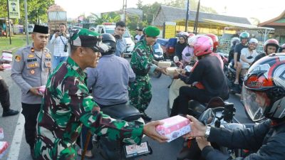 Perkuat Sinergitas, Dandim 1426 Bersama Polres Takalar, Gelar Berbagi Takjil Buka Puasa