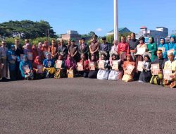 Harumkan Nama Daerah, SMAN 2 Pinrang Terima Penghargaan di Puncak Peringatan Hardiknas 2025