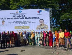 Peringati Hardiknas, Kepsek SMPN 1 Makassar Ikuti Upacara di Lapangan Karebosi