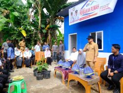 Wabup Gowa Serahkan Bantuan Perbaikan Rumah dan Sambungan Listrik Warga Miskin Ekstrem