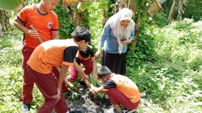 Peringati Hari Bumi, SDN Minasa Upa Lakukan Penanaman Pohon