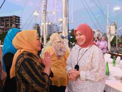 Aliyah Mustika Ilham Dampingi Menteri PPPA RI Nikmati Sunset Pantai Losari