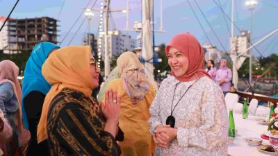 Aliyah Mustika Ilham Dampingi Menteri PPPA RI Nikmati Sunset Pantai Losari