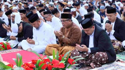 Munafri-Aliyah Bersama Ribuan Jemaah Salat Idul Adha di Lapangan Karebosi