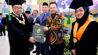 Wabup Gowa Terima Penghargaan dan Pin Emas dari UMI Makassar