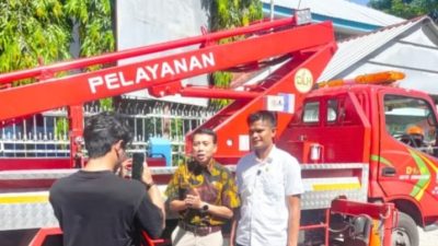 Disaksikan Anggota DPRD dan Kepala Sekolah, Petugas Dinas Lingkungan Hidup Pangkas Pohon di SMPN 18 Makassar