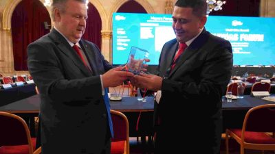 Wali Kota Munafri Serahkan Souvenir Ikonik ke Wali Kota Vienna di Forum WCSMF 2025
