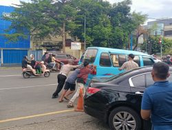 Sigap di Lapangan, Kanit Lantas Polsek Bontoala Bantu Dorong Mobil Mogok di Tengah Kemacetan