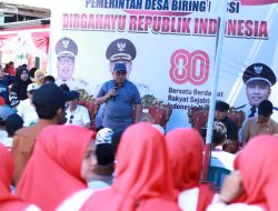 Bupati Takalar Bagikan Bendera Merah Putih Sekaligus Lepas Pawai Perahu
