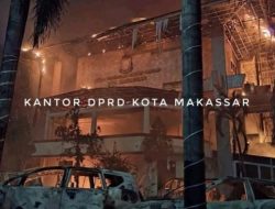 Massa Demonstrasi Bakar Kantor DPRD Makassar dan Sulsel