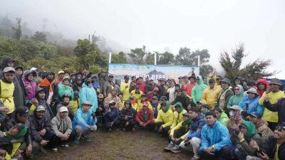 Wabup Gowa Ajak Komunitas Pencinta Alam Bersih-bersih di Sekitar Gunung Bawakaraeng