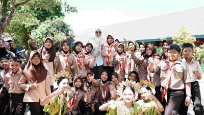Bupati Gowa Bagikan Seragam Gratis untuk Siswa SD dan SMP di Malino