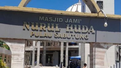 Warga Pulau Sabutung Gotong Royong Cor Masjid Nurul Huda, Panitia Harap Janji Bantuan Bupati Segera Cair