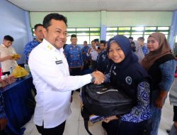 Tuntaskan Janji Politik, Hati – Damai Salurkan Seragam Sekolah Gratis di Dua Titik