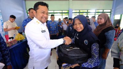 Tuntaskan Janji Politik, Hati – Damai Salurkan Seragam Sekolah Gratis di Dua Titik