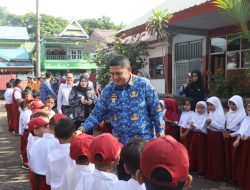 Ringankan Beban Orang Tua, Pemkot Makassar dan CSR Bagikan Seragam Gratis untuk Siswa SD