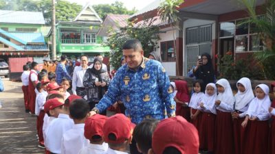 Ringankan Beban Orang Tua, Pemkot Makassar dan CSR Bagikan Seragam Gratis untuk Siswa SD