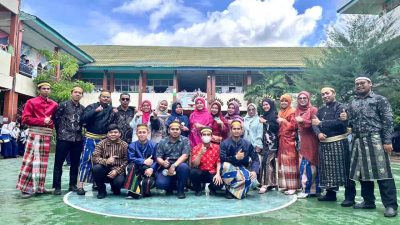 SMPN 1 Makassar Meriahkan Upacara Hari Guru Nasional 2025