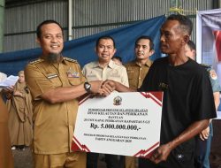 Tingkatkan Produktivitas Perikanan, Gubernur Sulsel Serahkan 20 Unit Kapal 5 GT untuk Nelayan