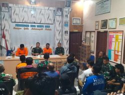 Briefing Evaluasi Pencarian Korban Pesawat ATR 42-500 Hari Kedua Digelar di Posko Desa Tompobulu