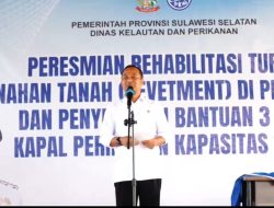 Gubernur Sulsel Serahkan Dua Unit Kapal 15 GT untuk Nelayan di PPI Lonrae Bone