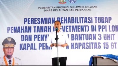 Gubernur Sulsel Serahkan Dua Unit Kapal 15 GT untuk Nelayan di PPI Lonrae Bone