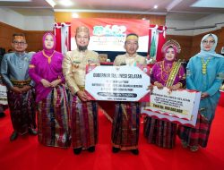Gubernur Sulsel Serahkan Bantuan Rp15 Miliar di Peringatan 682 Tahun Kabupaten Sidrap