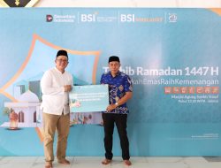 Buka Puasa, BSI Makassar Serahkan Bantuan Operasional dan Paket Sembako ke Jemaah Masjid Agung Syekh Yusuf Gowa