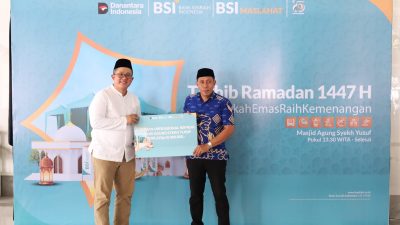 Buka Puasa, BSI Makassar Serahkan Bantuan Operasional dan Paket Sembako ke Jemaah Masjid Agung Syekh Yusuf Gowa