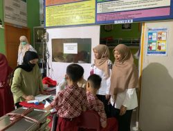 Pantau Pertumbuhan, Puskesmas Periksa Tinggi, Berat Badan dan Kesehatan Mata Siswa SDI Minasa Upa