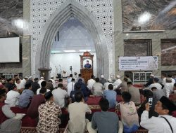 Wali Kota Munafri Serahkan Bantuan ke Kaum Dhuafa di Masjid Ikhtiar Tamalanrea