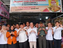 Jelang Ramadan, Ketua DPRD – Bupati Wajo Turun Langsung Pantau Harga Pangan di Pasar Mini Sengkang