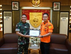 Pangdam XIV/Hasanuddin Terima Penghargaan dari Kabasarnas RI