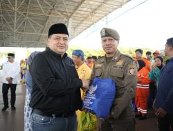 Bentuk Penghargaan, Munafri-Aliyah Serahkan 7100 Paket Lebaran untuk Satgas Kebersihan Makassar