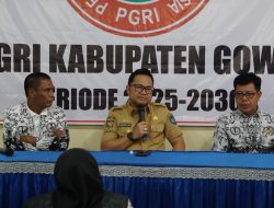 Jelang Idul Fitri, Wabup Darmawangsyah Muin Salurkan Paket Sembako ke Guru Honorer di Gowa