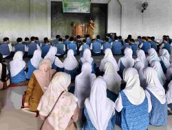 Pesantren Kilat SMPN 8 Makassar, Siswa Khusyuk Laksanakan Salat Dhuha di Masjid
