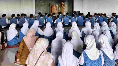 Pesantren Kilat SMPN 8 Makassar, Siswa Khusyuk Laksanakan Salat Dhuha di Masjid