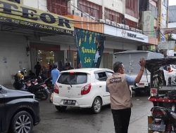Kepala Pasar Muhammad Fajaruddin Turun Langsung Mengatur Arus Lalu Lintas di Pasar Sentral