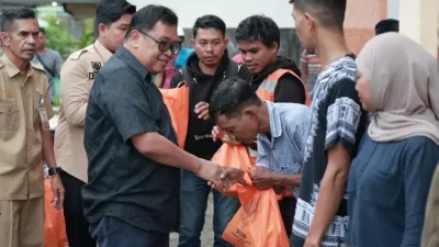 Bupati Daeng Manye Serahkan Paket Lebaran BAZNAS ke Ratusan Tenaga Teknis di Takalar