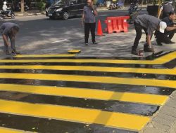 Persiapan Parkir Digital, Perumda Pasar Makassar Raya Tata Kawasan dan Cat Kuning Hitam di Anjungan