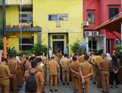 Plt Camat Wajo Tekankan Pegawai Disiplin dan Optimalkan Pengelolaan Sampah Melalui Aplikasi Simlurah