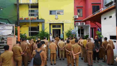 Plt Camat Wajo Tekankan Pegawai Disiplin dan Optimalkan Pengelolaan Sampah Melalui Aplikasi Simlurah