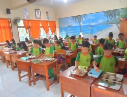 Pembagian MBG Siswa Kelas 2B di SDI Rappokalling II Berlangsung Tertib